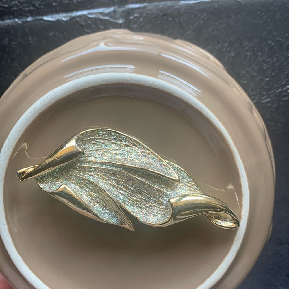 Vintage Curvaceous 3-leaf Gold and teal shimmer Brooch, in Gold tone, Unmarked